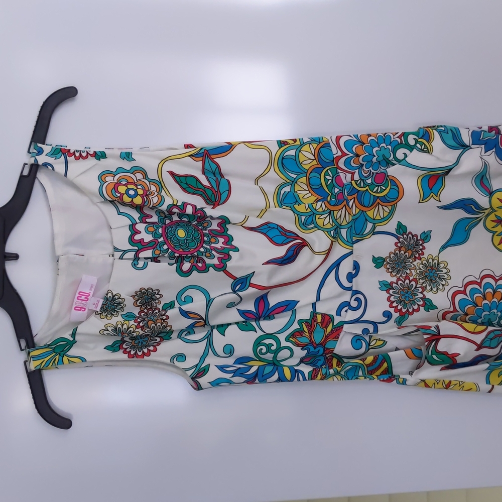 White floral dress with pockets, size 6